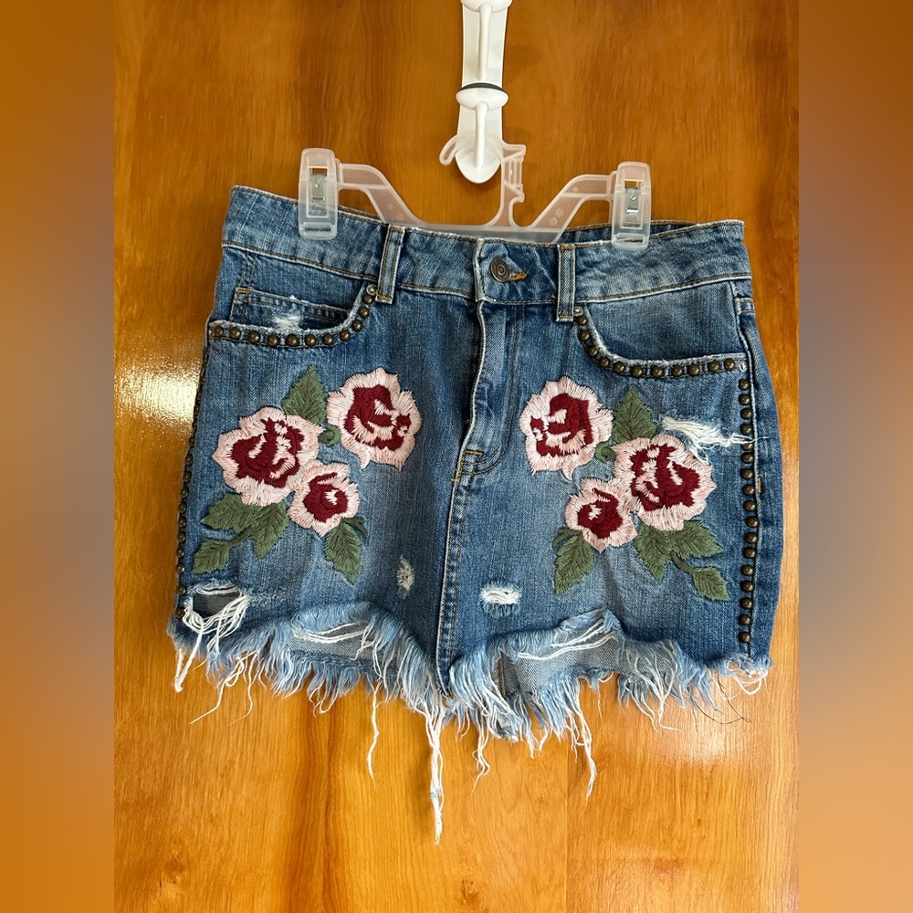 Free People Frayed Hem Embroidered Floral Denim Skirt Size 25.